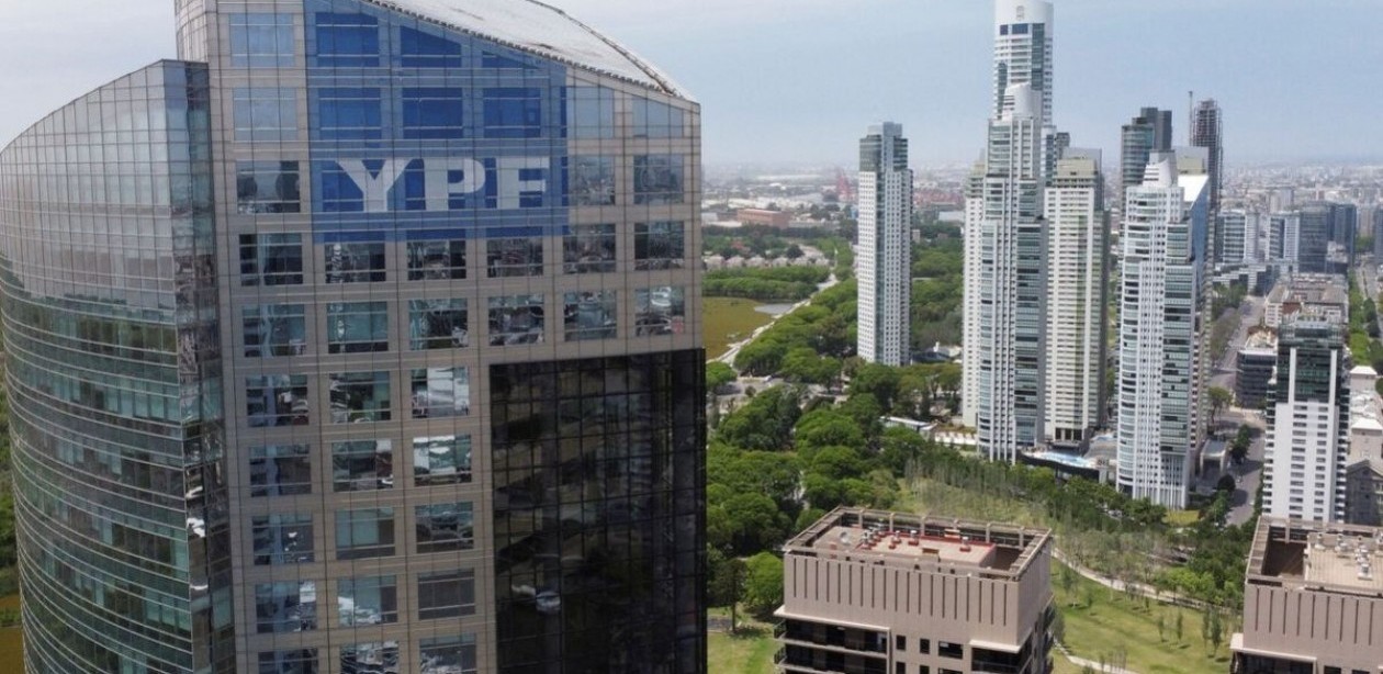 YPF: suspenden temporalmente el fallo que ordena entregar las acciones