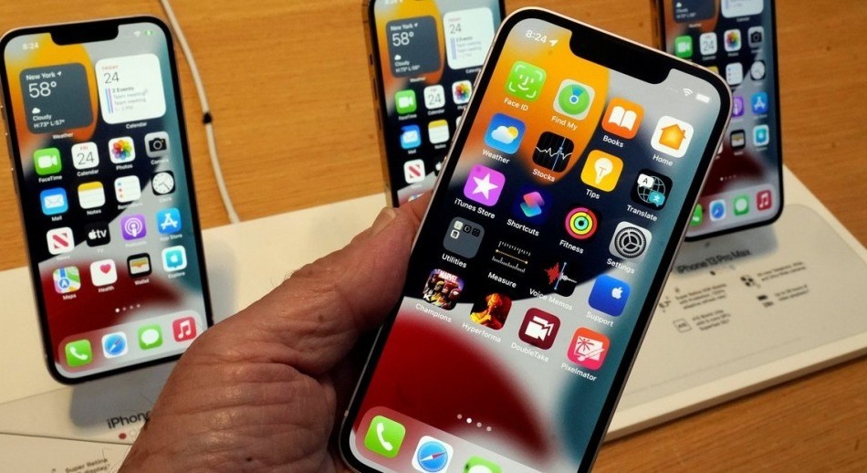 Los argentinos tienen que trabajar 170 días para comprar un iPhone 13